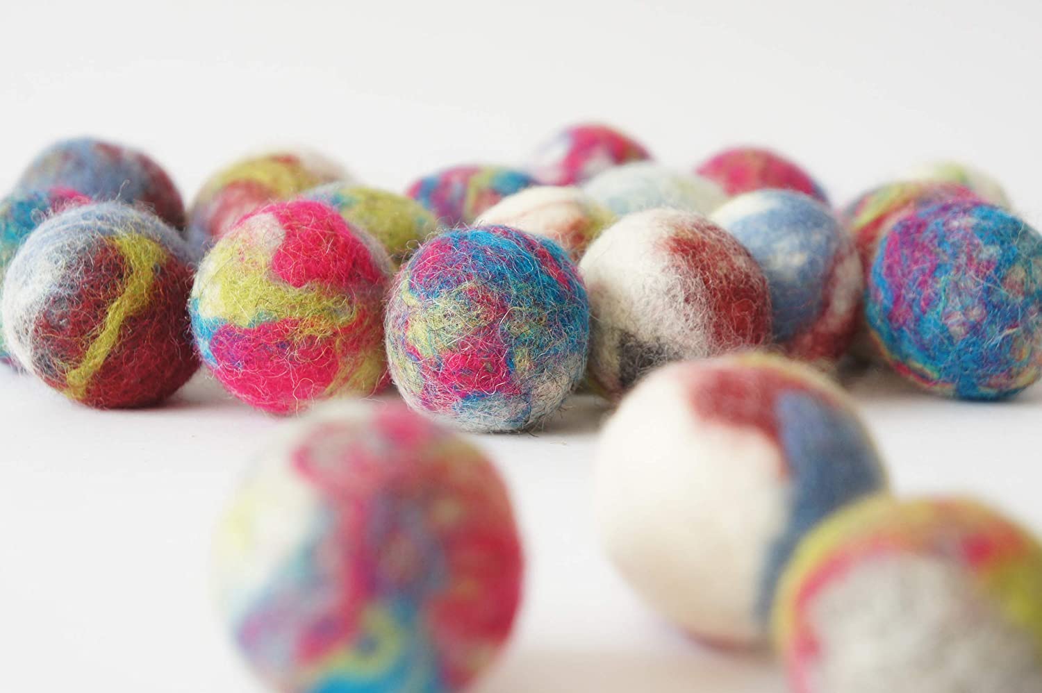 Handmade Cat and Dog Interactive Toy Natural Sheep Wool Wool Ball Soft and Light Also Have More Other uses 20 Pieces.